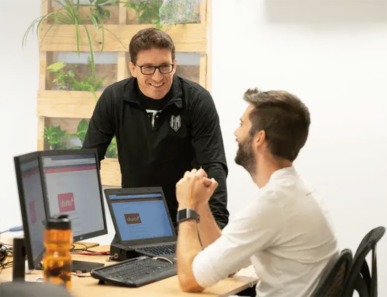 Membres de l'équipe Hexfit en discussion au bureau