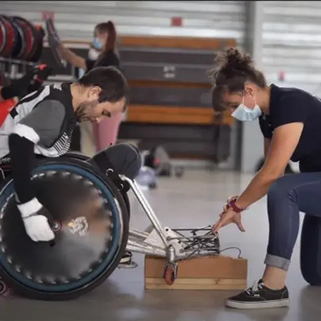 Mélanie Béziat, préparatrice physique, travaillant avec un joueur de quad rugby en fauteuil lors d'une séance d'entraînement au Stade Toulousain Rugby Handisport