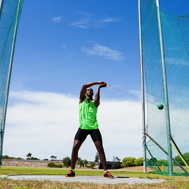 Athlète en lancer de marteau lors d'une compétition d'athlétisme de haut niveau