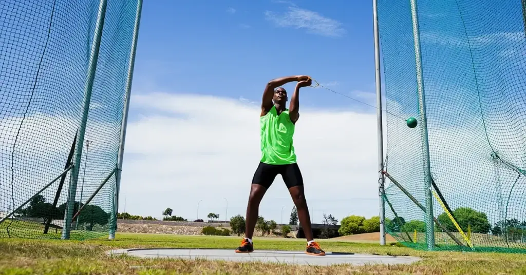 Athlète en lancer de marteau lors d'une compétition d'athlétisme de haut niveau