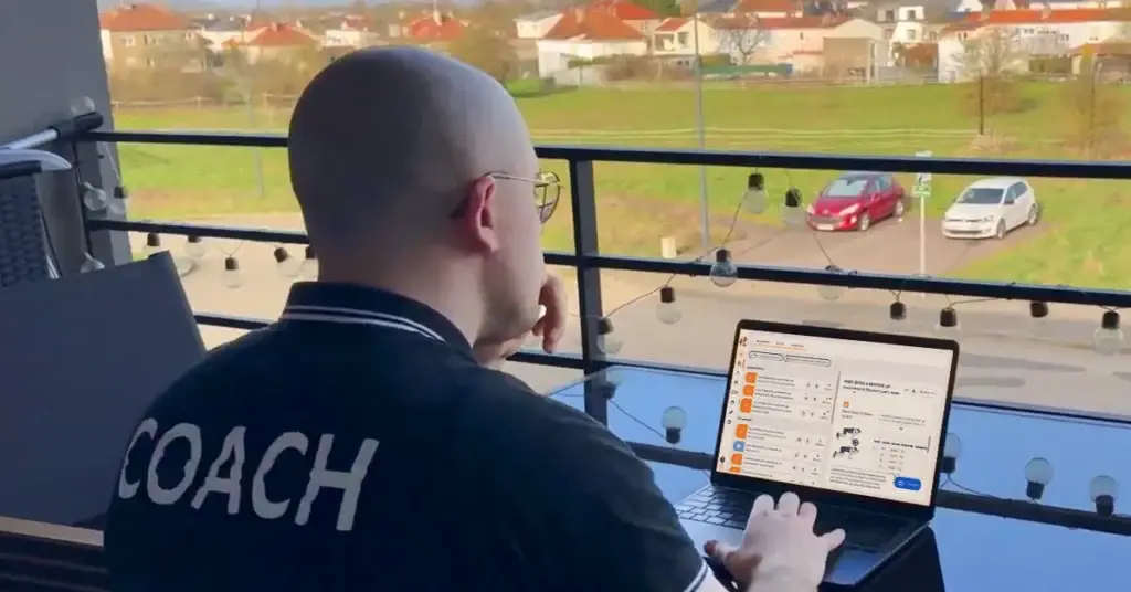 Arnaud Dupuis, coach sportif, utilisant Hexfit sur son ordinateur portable en terrasse