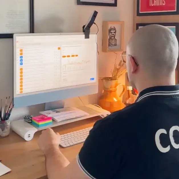 Arnaud Dupuis, coach sportif, consultant son tableau de bord Hexfit depuis son bureau