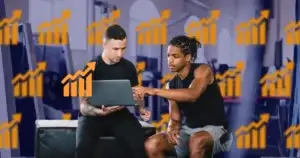Entraîneur montrant la progression d'un client sur ordinateur portable avec Hexfit