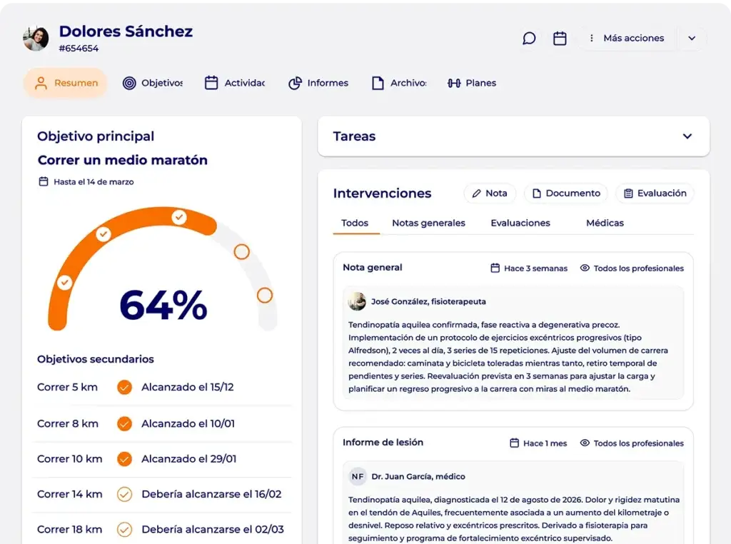 Ficha de cliente en Hexfit de una corredora que se prepara para una media maratón, con un 64% de progreso hacia su objetivo y notas del médico deportivo y del fisioterapeuta por una tendinopatía de Aquiles
