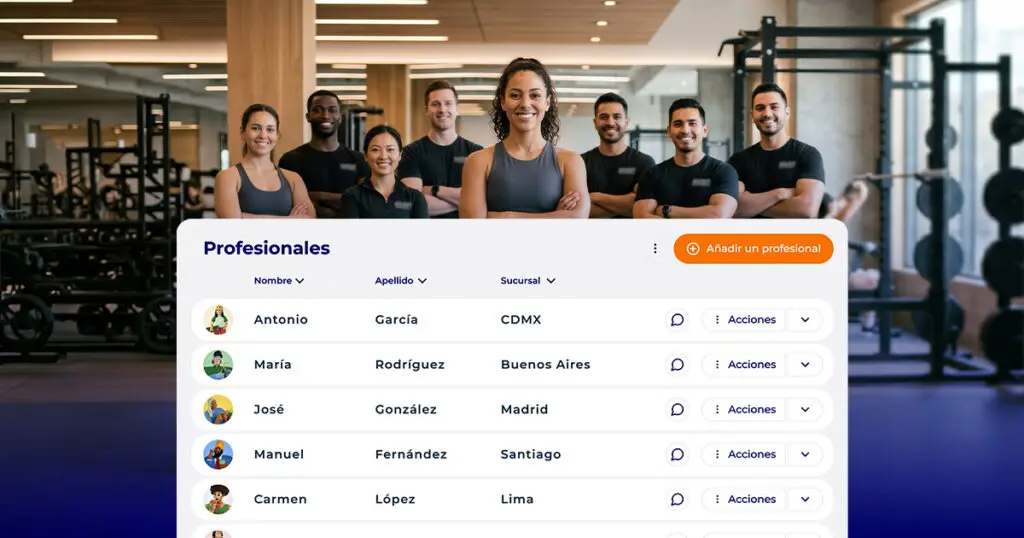 Gran equipo de entrenadores sonrientes con lista de profesionales Hexfit por sucursal