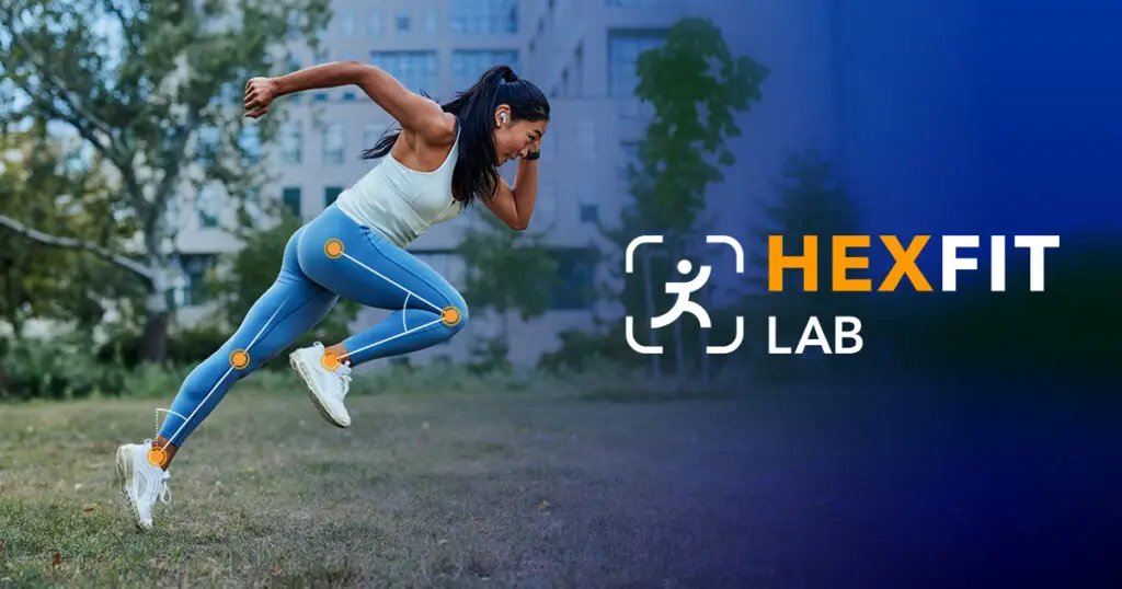 Coureuse en extérieur avec points de suivi du mouvement superposés sur la hanche, le genou et la cheville, utilisés par Hexfit Lab pour mesurer les déséquilibres musculaires, l'amplitude de mouvement et l'équilibre de la force