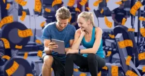 Coach et cliente souriants consultant une tablette, symbole de la rentabilité de Hexfit